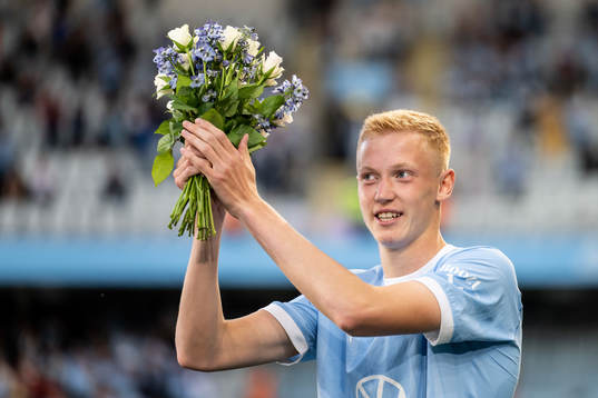 Malmö FFs Hugo Larsson tackas av