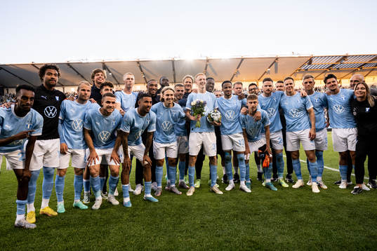 Malmö FFs Hugo Larsson tackas av