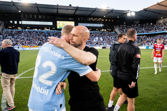 Malmö FFs Daniel Gudjohnsen kramas om av tränare Henrik