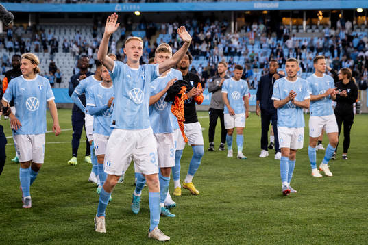 Malmö FFs Hugo Larsson tackas av
