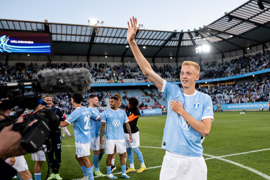 Malmö FFs Hugo Larsson tackas av