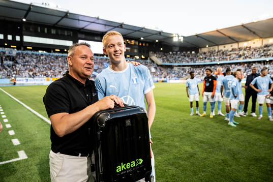 Malmö FFs Hugo Larsson tackas av