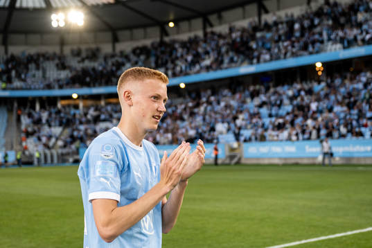 Malmö FFs Hugo Larsson tackas av