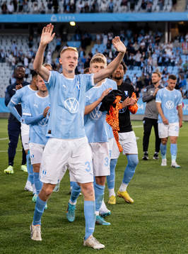 Malmö FFs Hugo Larsson tackas av