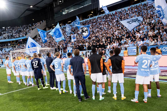 Malmö FFs spelare framför sina supportrar