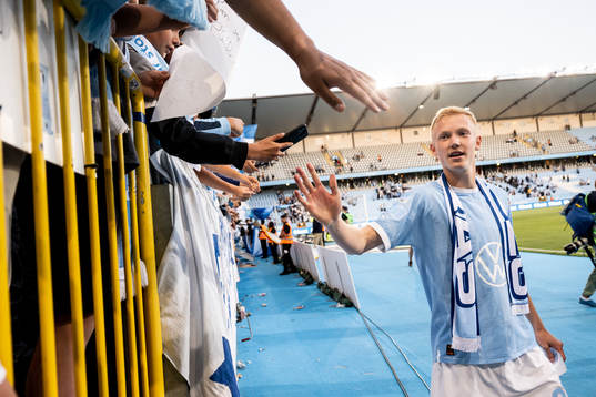Malmö FFs Hugo Larsson tackas av