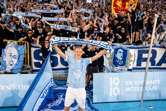 Malmö FFs Hugo Larsson tackas av