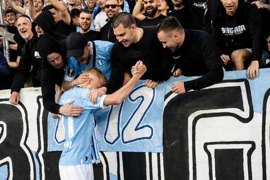 Malmö FFs Hugo Larsson tackas av