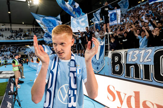 Malmö FFs Hugo Larsson tackas av