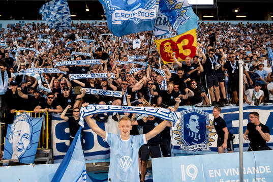 Malmö FFs Hugo Larsson tackas av