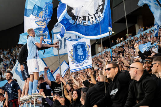 Malmö FFs Hugo Larsson tackas av