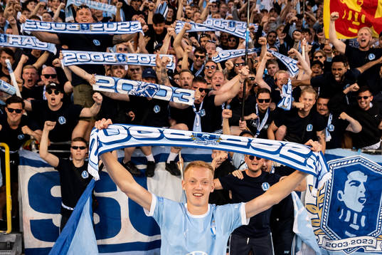 Malmö FFs Hugo Larsson tackas av