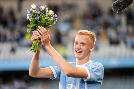 Malmö FFs Hugo Larsson tackas av