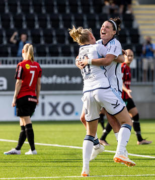 Djurgårdens Stinalisa Johansson jublar med Hayley Dowd