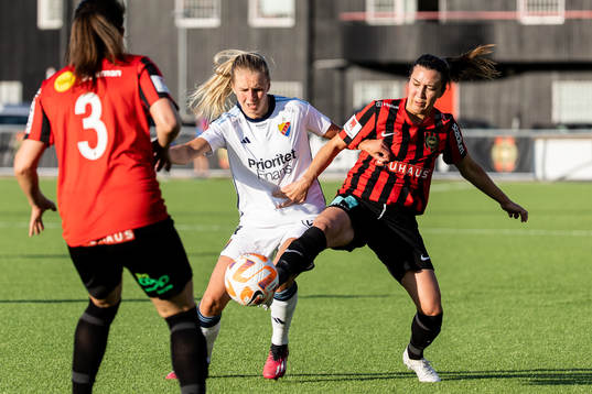 Djurgårdens Nellie Lilja och Brommapojkarnas Fanny Hjelm