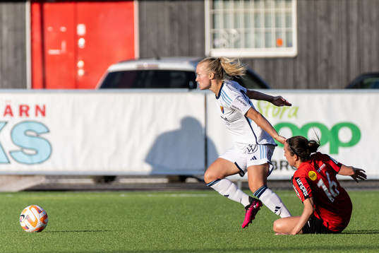 Djurgårdens Tove Almqvist och Brommapojkarnas Fanny Hjelm