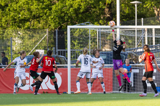 Djurgårdens målvakt Elvira Björklund med en räddning