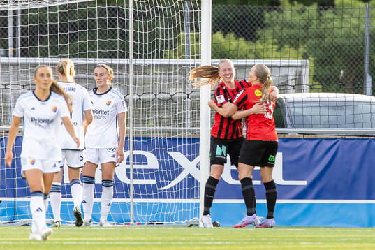Brommapojkarnas Saga Swedman jublar med Klara Andrup