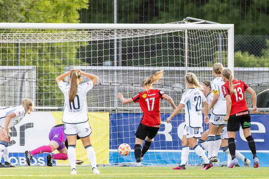 Brommapojkarnas Saga Swedman gör 1-1 målet