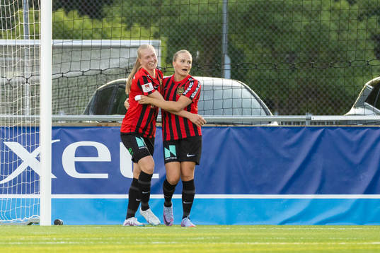 Brommapojkarnas Saga Swedman jublar med Klara Andrup