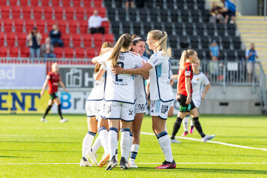 Djurgårdens Stinalisa Johansson jublar med Hayley Dowd,