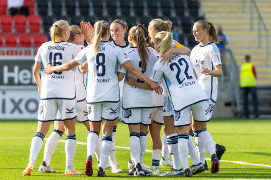 Djurgårdens Stinalisa Johansson jublar med lagkamrater