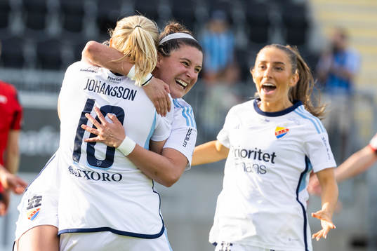 Djurgårdens Stinalisa Johansson jublar med Hayley Dowd och