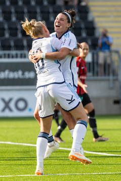 Djurgårdens Stinalisa Johansson jublar med Hayley Dowd