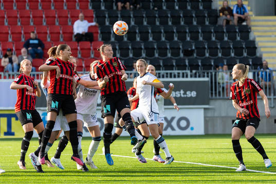 Brommapojkarnas Frida Boriero rensar bort bollen