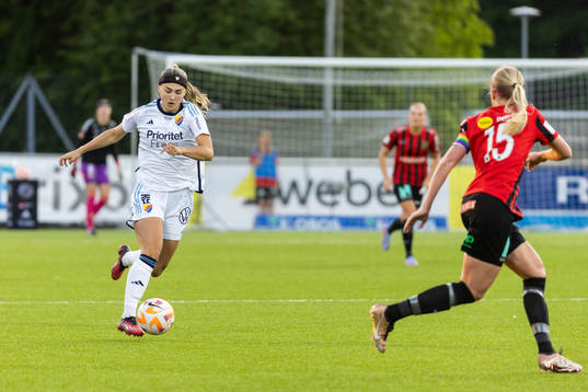 Djurgårdens Lova Lundin och Brommapojkarnas Elsa Karlsson