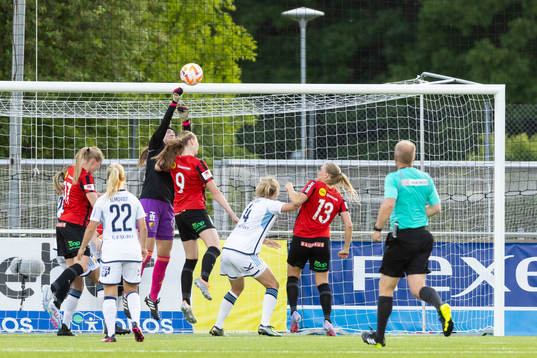 Djurgårdens målvakt Elvira Björklund med en räddning