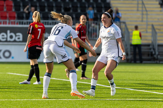 Djurgårdens Stinalisa Johansson jublar med Hayley Dowd