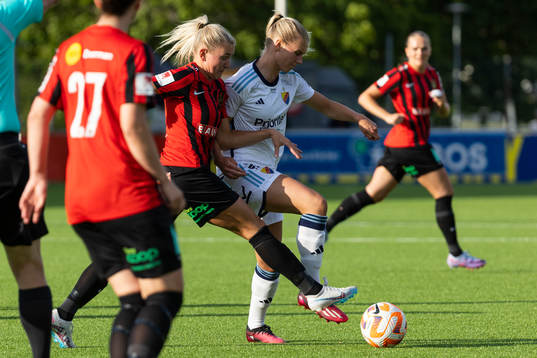 Djurgårdens Nellie Lilja och Brommapojkarnas Ellen Toivio