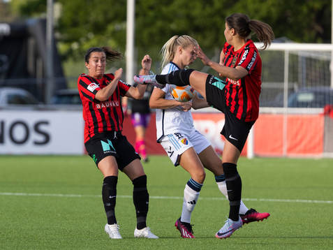 Djurgårdens Nellie Lilja mot Brommapojkarnas Julia Olsson