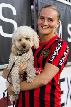 Brommapojkarnas Klara Andrup med en hund