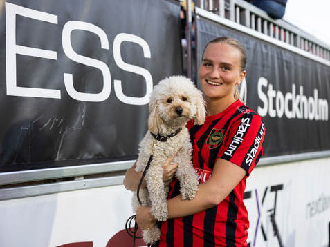 Brommapojkarnas Klara Andrup med en hund