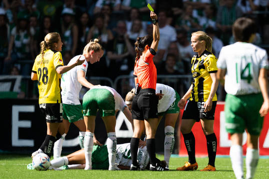 Domare Maral Mirzai delar ut ett gult kort till Häckens
