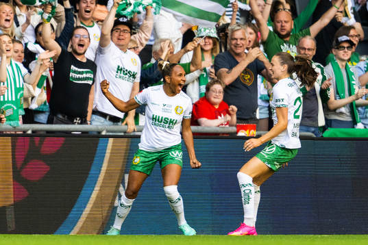 Hammarbys Madelen Janogy jublar med lagkamrater