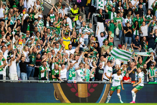 Hammarbys Madelen Janogy jublar med lagkamrater