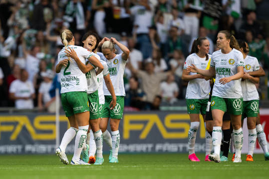 Hammarbys Eva Nyström och Maika Hamano jublar