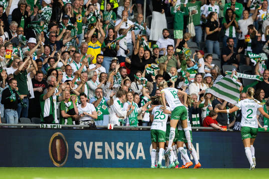 Hammarbys Madelen Janogy jublar med lagkamrater