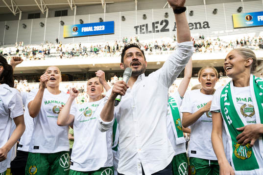 Hammarbys tränare Pablo Pinones-Arce jublar