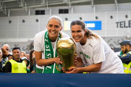 Hammarbys Alice Carlsson och Hanna Folkesson jublar