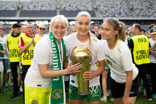 Hammarbys målvakt Moa Edrud, Eva Nyström och målvakt