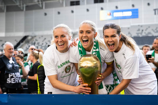 Hammarbys Ellen Gibson, Alice Carlsson och Hanna Folkesson