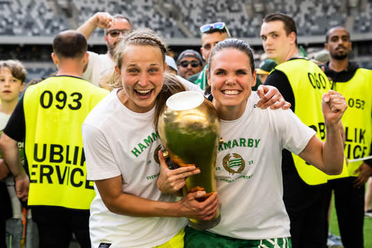 Hammarbys målvakt Anna Tamminen och Simone Boye Sørensen