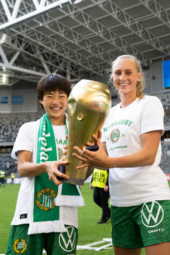 Hammarbys Maika Hamano och Ellen Wangerheim jublar med