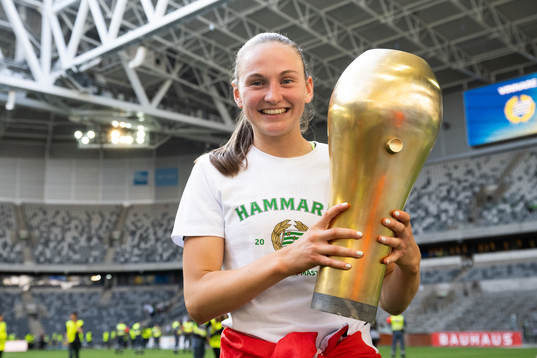 Hammarbys Vilde Hasund jublar med pokalen
