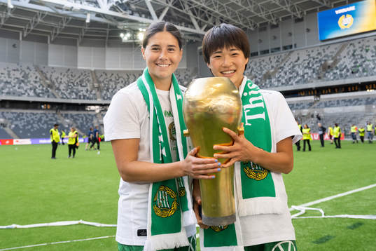 Hammarbys Kyra Cooney-Cross och Maika Hamano jublar med
