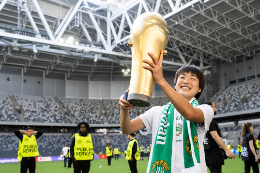 Hammarbys Maika Hamano jublar med pokalen